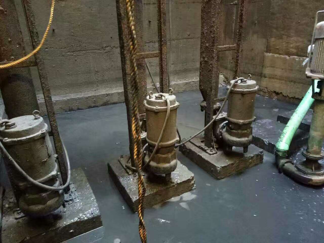 玉山污水池清理